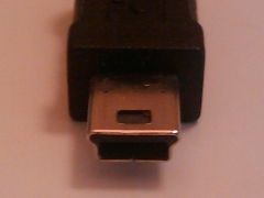 コネクタの形状はmini USB